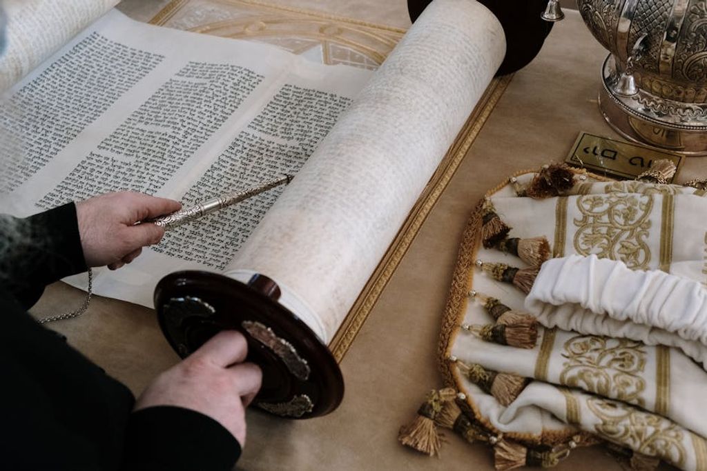 המשמעות שמאחורי הכתר והעצי חיים בספר תורה