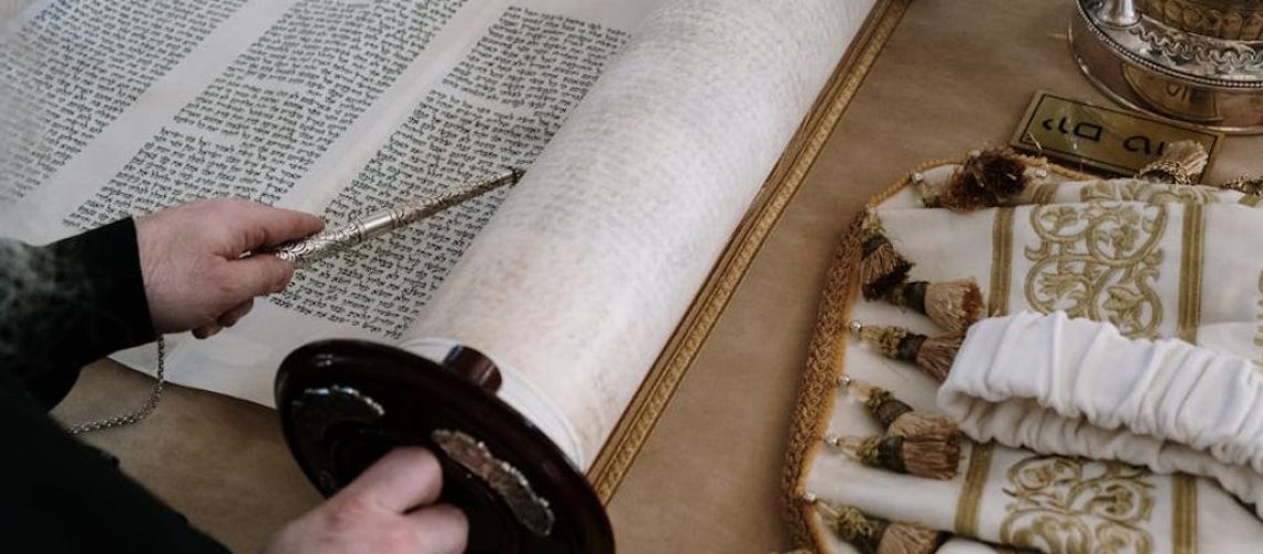 המשמעות שמאחורי הכתר והעצי חיים בספר תורה